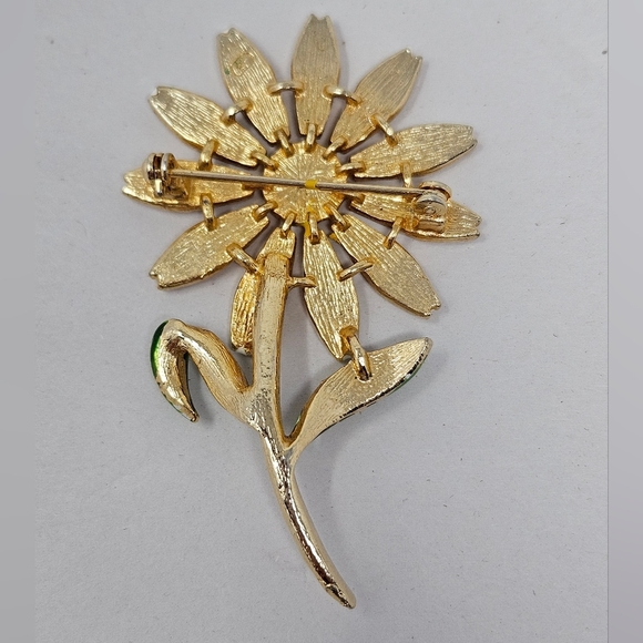 Daisy Pin Brooch White Petals Yellow Center Enamal Springtime 2.5 Inch Gold Tone - Picture 4 of 8